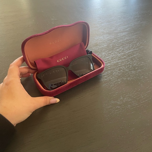 Authentic Gucci Sunglasses originally 565.00$ in amazing...